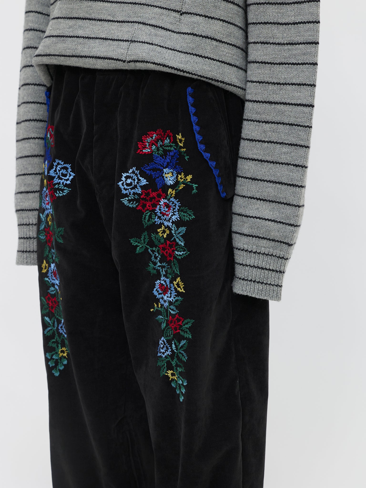 EMBROIDERED RELAXED PANTS<br />[BLACK]