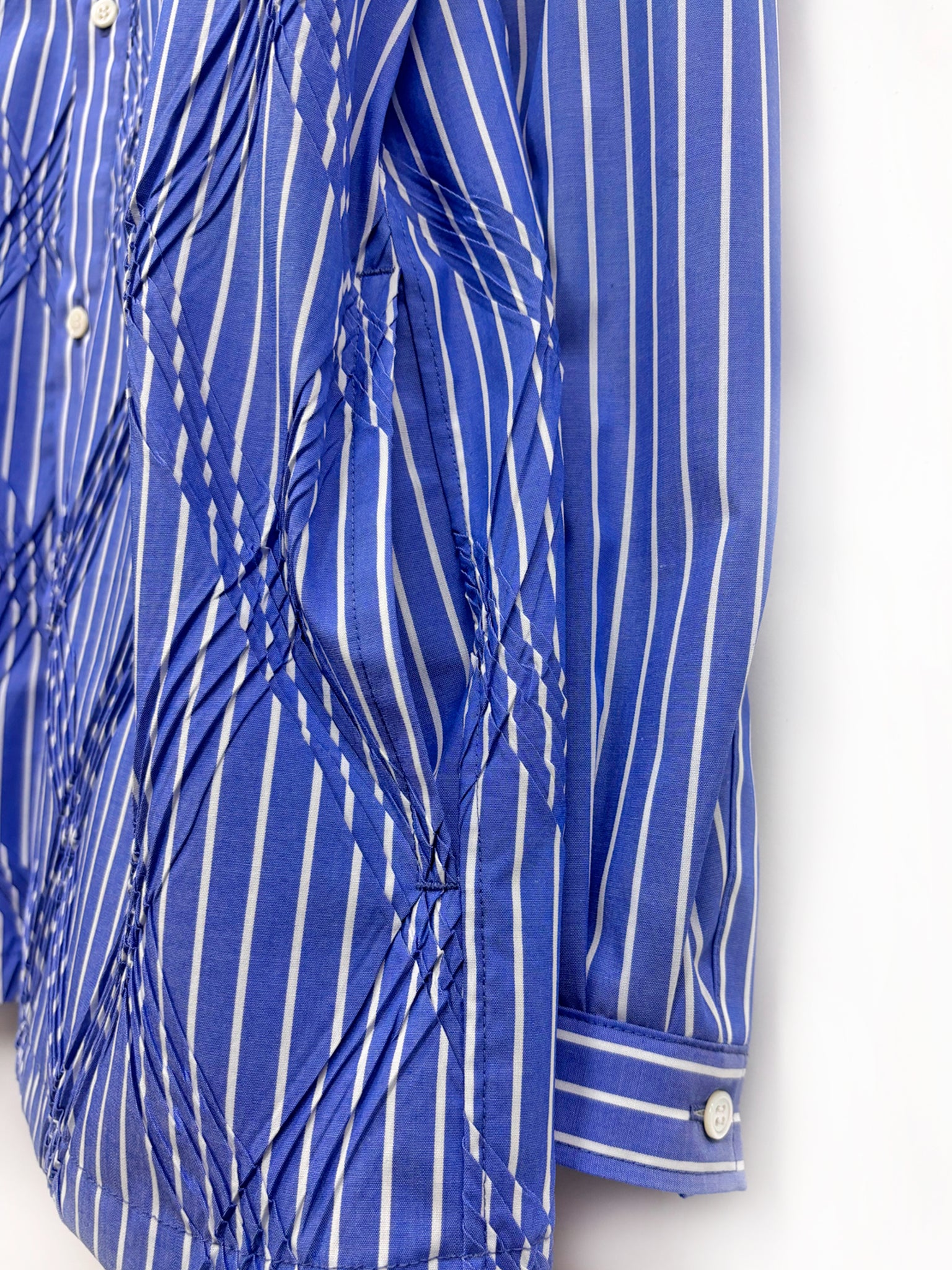 Long-sleeved shirt with double pleats <br />[BLUE STRIPE]