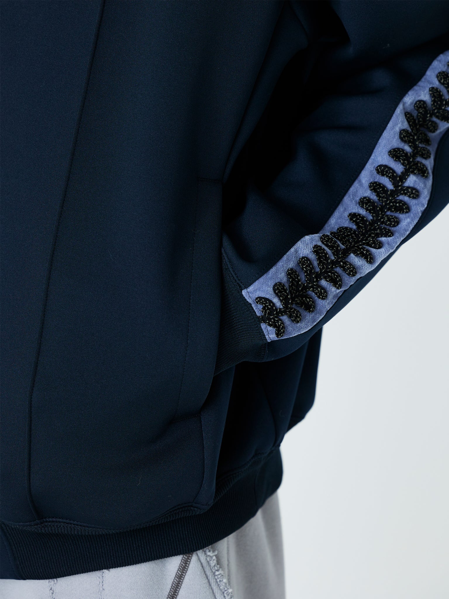 EMBROIDERED TRACK JACKET<br />[NAVY]