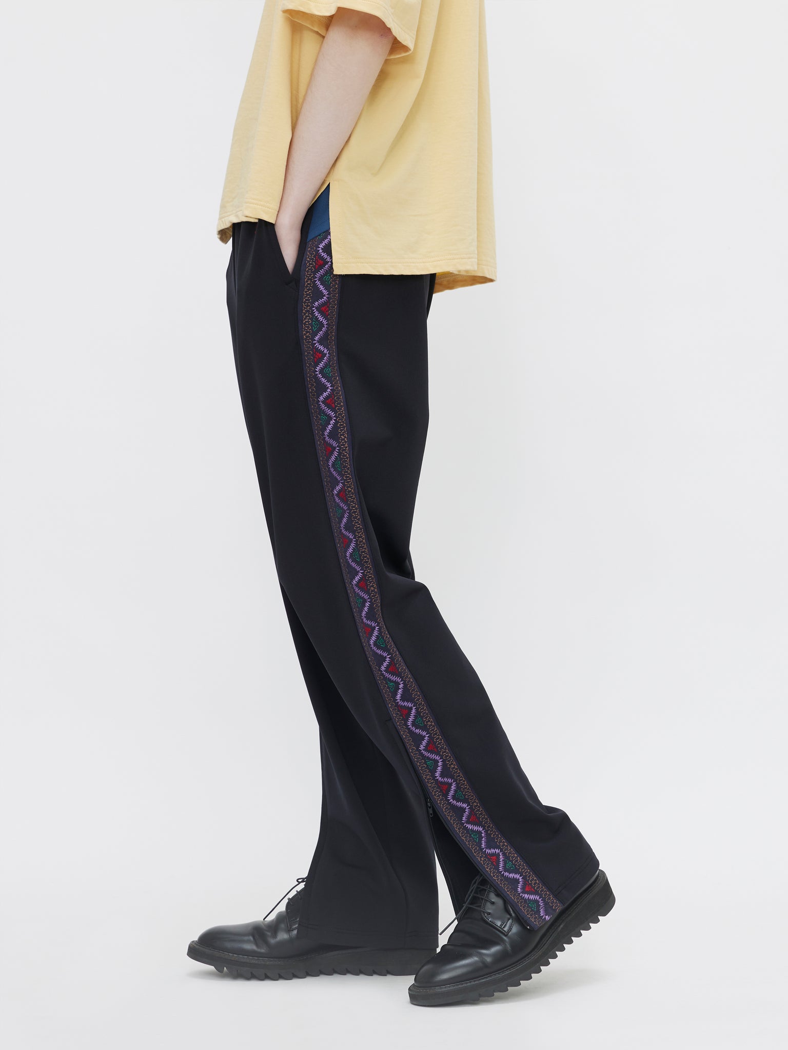 EMBROIDERED TRACK PANTS[BLACK]